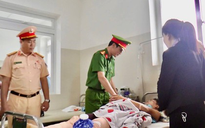 'Quái xế' lái mô tô tông thẳng vào Tổ công tác 911 khiến một CSGT gãy chân