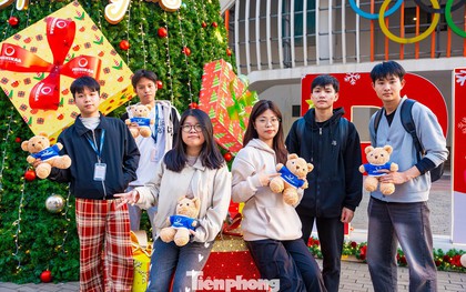 Xếp hàng xuyên đêm check-in cây thông Noel cao bằng tòa nhà 3 tầng ở Hà Nội