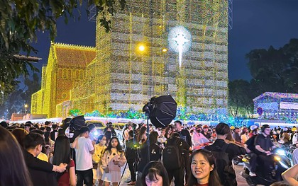 11 giờ đêm: Trung tâm thành phố biến thành "studio chụp ảnh", giới trẻ mang cả ekip để check-in Noel