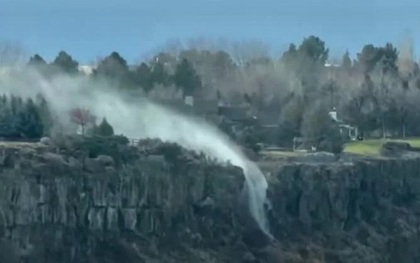 Hiện tượng hiếm gặp: Thác nước "chảy ngược" lên trời