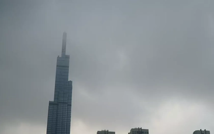 Sương mù phủ TPHCM, nhiều tòa nhà cao tầng mờ ảo trong màn sương