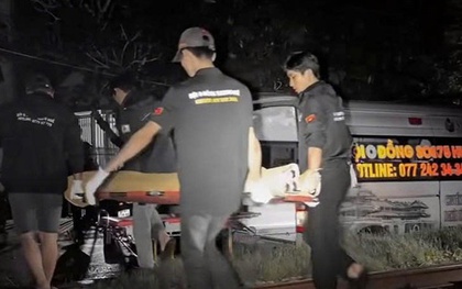 Người đàn ông ngồi trên đường sắt bị tàu hỏa tông chết