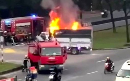 Tài xế nhanh trí lái xe tải bị cháy đến trụ sở cảnh sát nhờ dập lửa ở TP.HCM