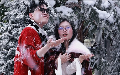 Hàng quán ở TP.HCM rực rỡ không khí Giáng sinh, giới trẻ đua nhau check-in