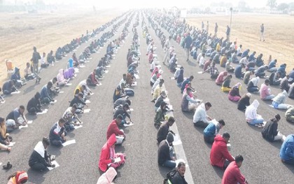 8.000 người ngồi trên đường băng làm bài thi, giám thị dùng UAV chống gian lận