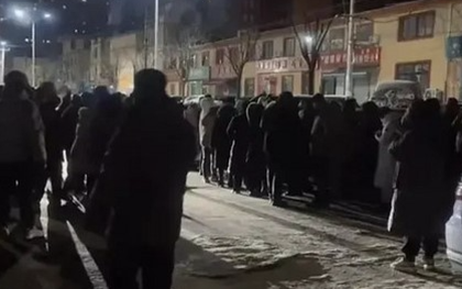 Cậu bé mất tích giữa đêm đông, gia đình nhờ 200 hàng xóm đi kiếm: Câu đầu tiên em nói sau khi được tìm ra khiến ai cũng sững người