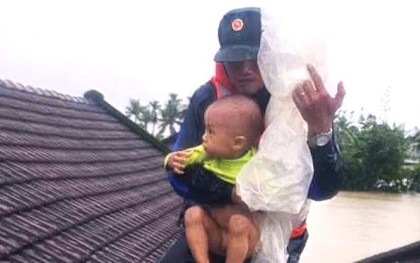 Gặp người lính bế em bé trên mái nhà giữa lũ dữ ở Đắk Lắk