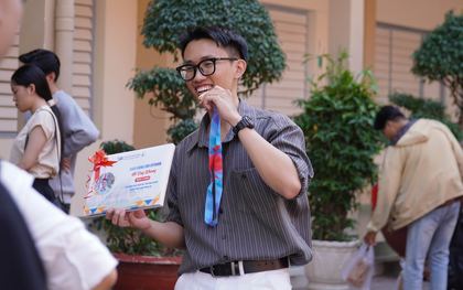 Khoảnh khắc được xướng tên thủ khoa Công nghệ thông tin trong lễ tốt nghiệp