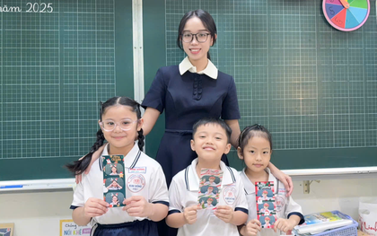 Cô giáo lớp 1 làm photobooth Noel ở lớp học, câu nói khiến người lớn chạnh lòng