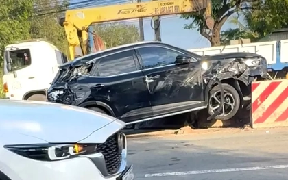 Xế hộp 'ủi' dải phân cách sau va chạm với xe đầu kéo container ở TPHCM