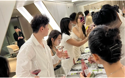 Thường cầm điện thoại theo 3 cách này là biểu hiện của EQ thấp, tuyệt đối tránh khi đi Tất niên công ty