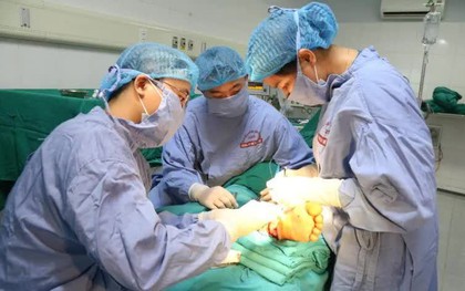 Tổn thương gót chân nặng do bỏng ống xả xe máy