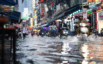 Mưa trái mùa chiều Noel, phố Bùi Viện ngập, người dân TP.HCM thấp thỏm kế hoạch xuống phố