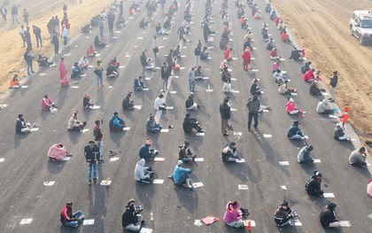 Ấn Độ tổ chức thi ở... sân bay