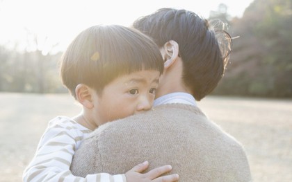 Trên hành trình nuôi con, có những việc người bố buộc phải gánh vác: Mẹ có mạnh mẽ đến đâu cũng không thể thay thế