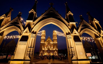 Nhà thờ ở TP.HCM như cung điện châu Âu rực rỡ trong đêm Giáng sinh