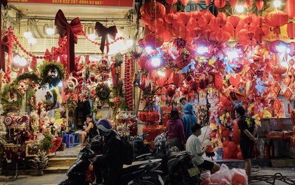 Cảnh tượng tại Hàng Mã ngay lúc này: Người đi đường bật cười khi chứng kiến điều không ngờ vào đêm Noel