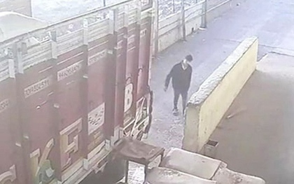 Cha lùi xe tải vô tình khiến con trai tử vong