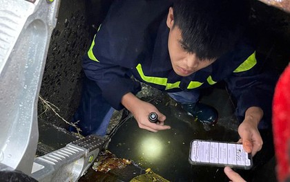 Xúc động hình ảnh Công an Đà Nẵng chui xuống cống, tìm điện thoại cho du khách