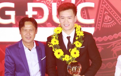Hoàng Đức giành "cú đúp" giải thưởng tại Quả bóng Vàng 2025, hotboy Đình Bắc giành Quả bóng Bạc