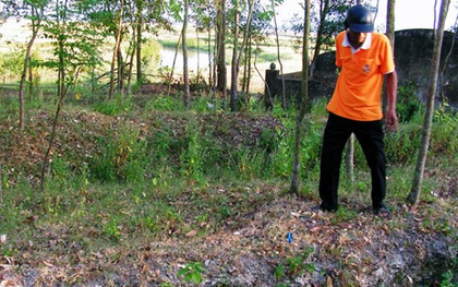 Đi tìm phế liệu, người dân Hà Tĩnh phát hiện kho báu nặng 15kg: Hàng nghìn đồng tiền kết thành mảng được đào lên