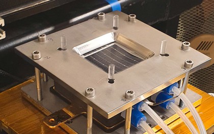 Phát minh "pin lỏng" có thể rung chuyển ngành điện mặt trời truyền thống toàn cầu