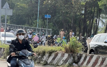 TPHCM: Xe máy va chạm xe khách làm chết người, giao thông ùn tắc nghiêm trọng