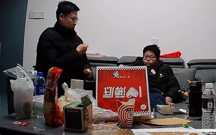 Trước giờ bố đi làm xa, camera trong phòng khách ghi lại cảnh tượng khiến nhiều người chảy nước mắt