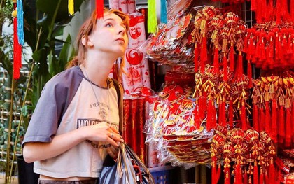 Khách Tây thích thú trải nghiệm không khí Tết sớm trên phố Hàng Mã