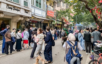 2 hàng quán đang khiến phố cổ Hà Nội đông nghịt, khách Tây khách Việt xếp hàng rồng rắn