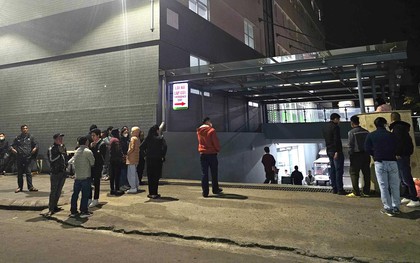 Đêm trắng ngóng tin người thân sau vụ lật xe chở đoàn từ thiện ở Lào Cai