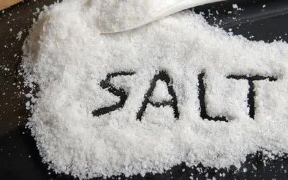 Lợi ích của thói quen uống nước muối ấm mỗi sáng