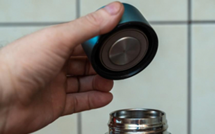 Cô gái tiêu chảy nặng sau khi uống nước trong cốc giữ nhiệt, thứ đáng sợ xuất hiện khi mở nắp ra