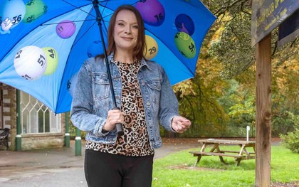 Bất ngờ tìm thấy giếng ước nguyện trong chuyến đi bộ bất đắc dĩ, nữ y tá trúng 8,9 tỷ đồng chỉ sau 1 ngày