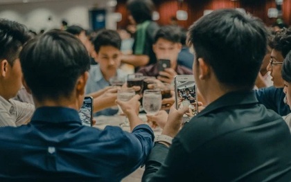 Đi họp lớp đến muộn nên bị ngồi phía ngoài cùng, nhờ thế tôi tránh được trò khoe mẽ hơn thua, ra về còn lãi cả mớ tiền