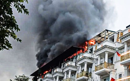 Lửa đỏ rực bao trùm dãy biệt thự liền kề ở Hà Nội