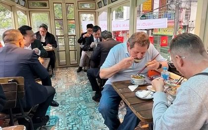 Đám cưới xưa, ăn phở, cà phê trên 'tàu điện leng keng' tại Hà Nội