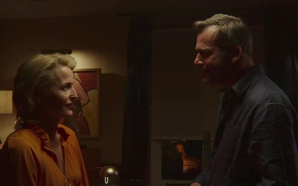 Xem phim Sex Education, tôi nhớ lần gia đình chìm trong "bạo lực lạnh": Bố thì thở dài còn mẹ im lặng cả tuần