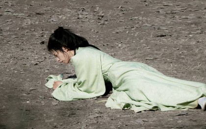 Chưa thấy ai bị đánh bầm dập lại đẹp gấp 100 lần như mỹ nhân này: Visual sang xịn mịn, càng thảm càng phong thần