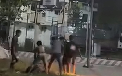 Nam thanh niên ôm đầu liên tục nói "em xin lỗi" trước vòng vây của nhiều đối tượng