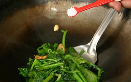 Lúc nào cho muối khi nấu ăn là chuẩn?