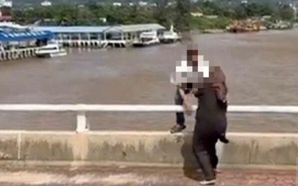 Đang lái ô tô thì cãi nhau với vợ, người đàn ông dừng xe rồi nhảy cầu trước sự hoang mang của bạn đời