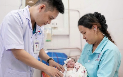 Cứu sống bé sơ sinh bị tắc tá tràng do dị tật bẩm sinh hiếm gặp