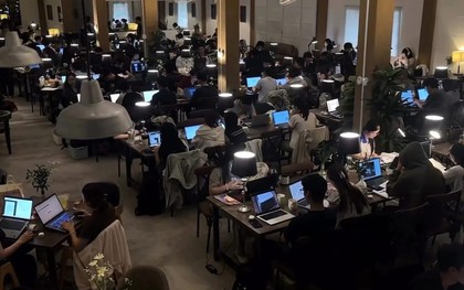 Bức ảnh 'hot' khiến dân mạng tranh cãi việc ‘học, làm ở quán cà phê có lãng phí’