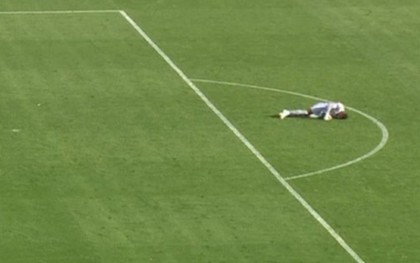 Thủ môn bất ngờ đổ gục ngay trên sân khiến cả khán đài "nín thở" lo sợ