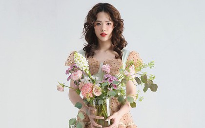 Visual sáng bừng của búp bê bóng chuyền Lê Thanh Thuý cầm cờ cho đoàn Việt Nam tại SEA Games 33