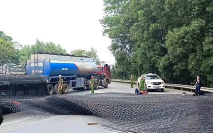 Hàng chục tấn thép rơi từ xe đầu kéo trúng 2 người đi đường