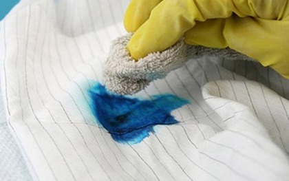 Làm thế nào để tẩy sạch vết mực trên đồng phục học sinh?