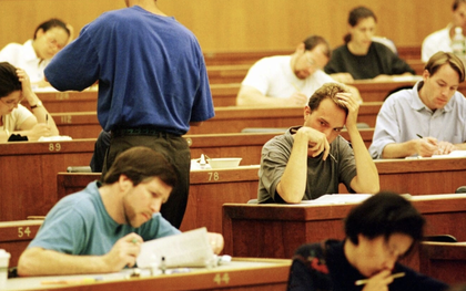 Nếu bạn nghĩ thi học kỳ đã khó, hãy thử kỳ thi này: Đến tỷ phú học xong cũng stress, chồng cựu Công chúa Nhật Bản thi lại 2 lần