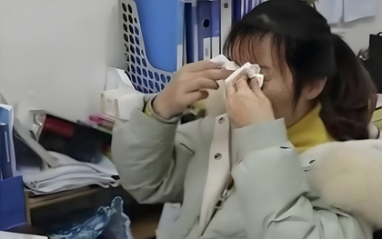 Cháu thi được điểm kém, ông nội viết 1 câu lên bài kiểm tra mà cả MXH bật khóc